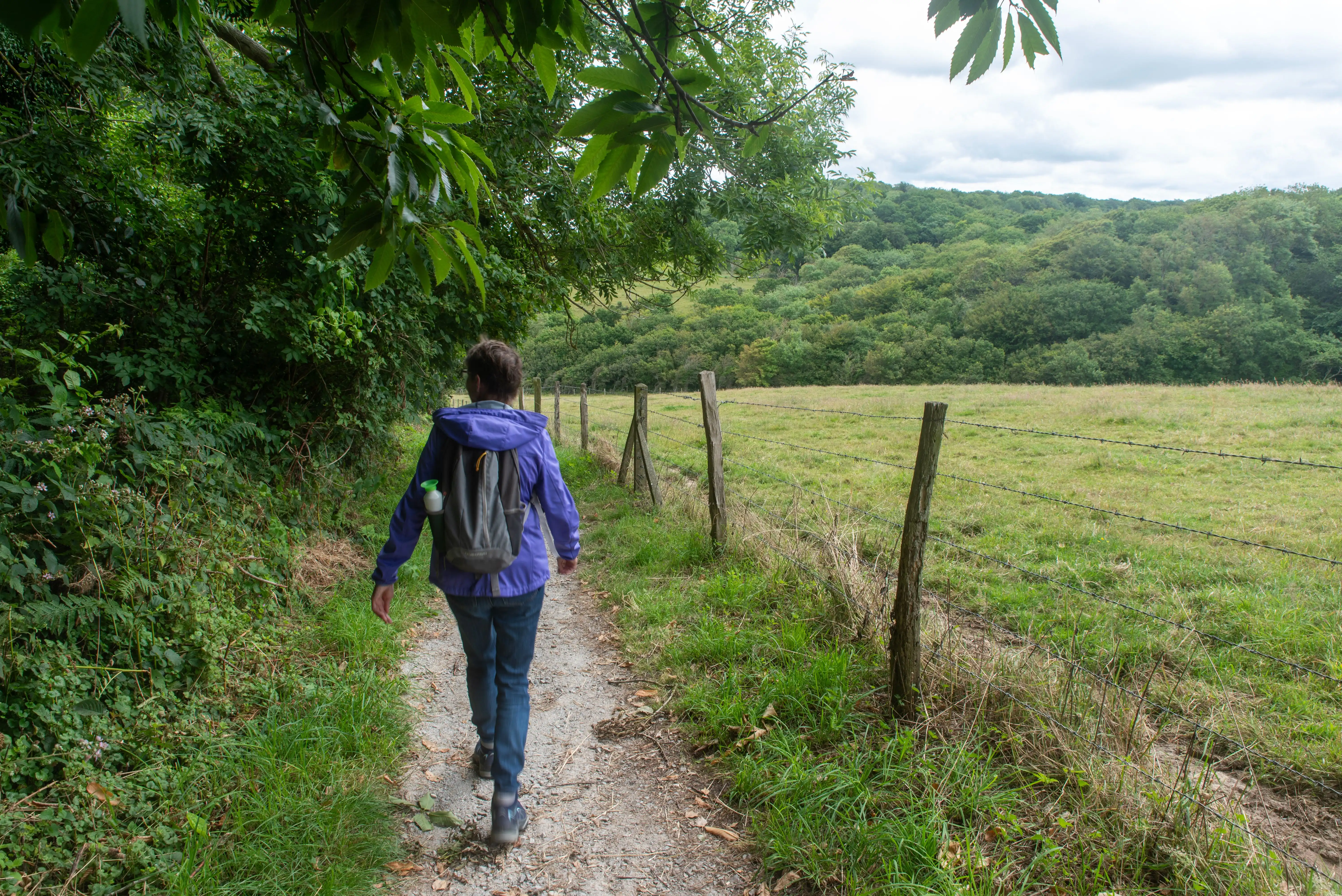 Randonneur sur sentier en balade