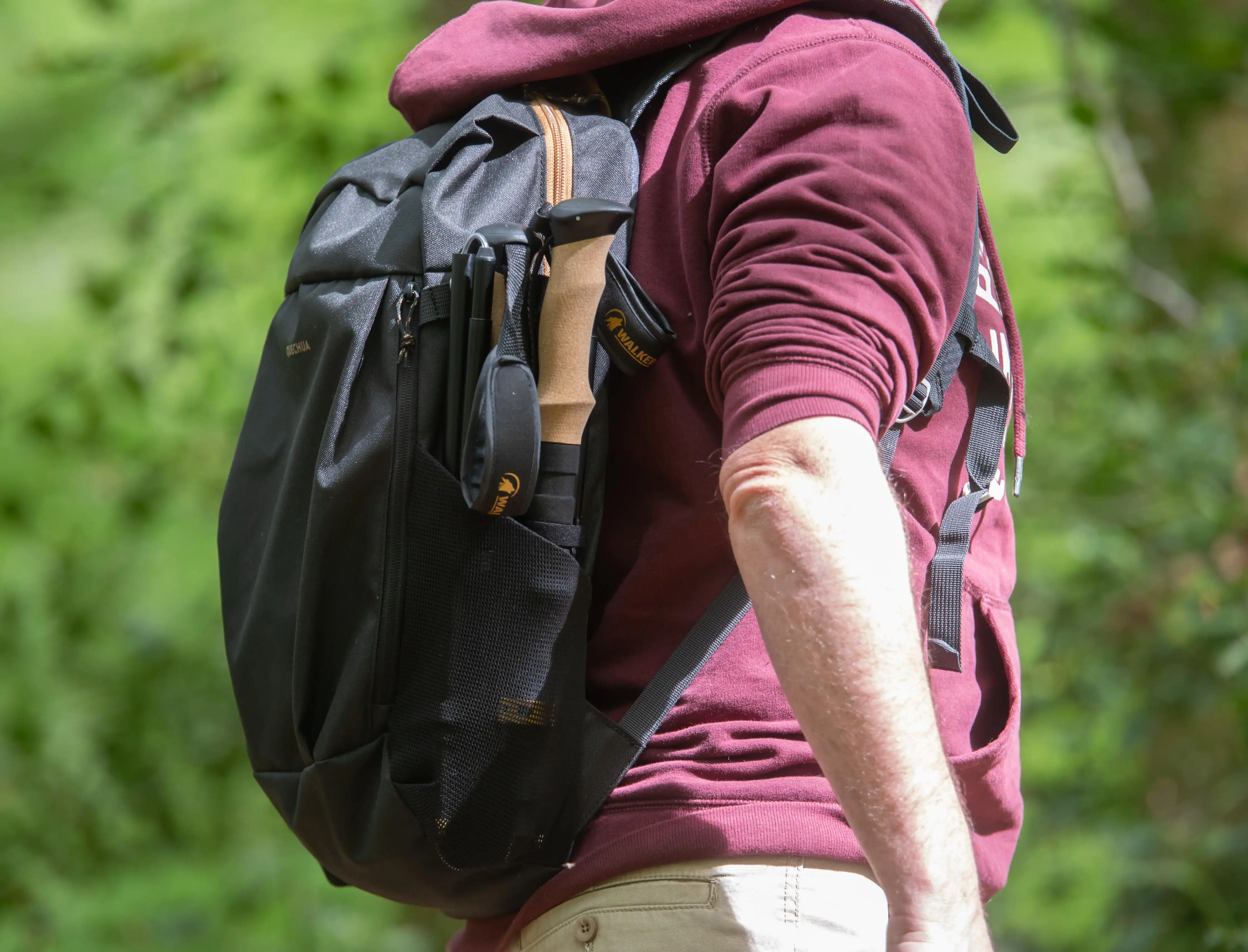 Vue sur le rangement d'un bâton pliable dans un sac