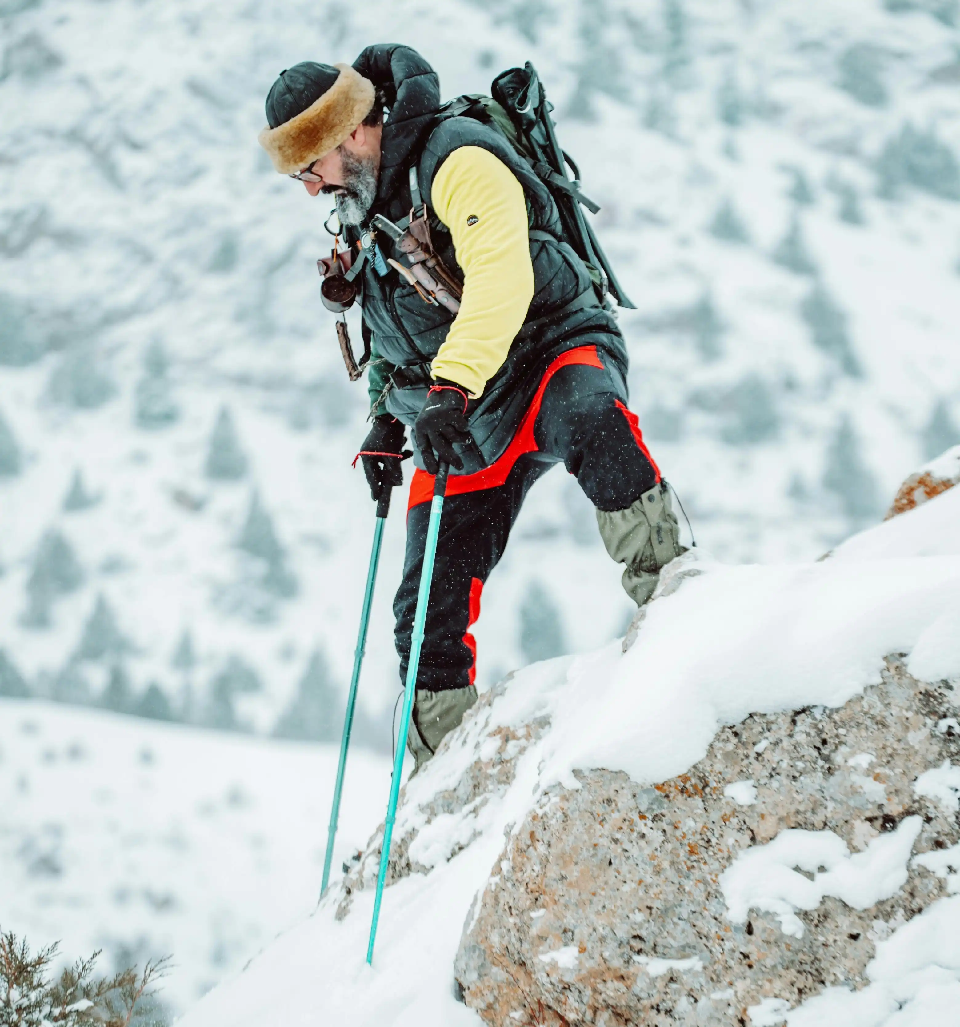 Homme utilisant ses bâtons en descente